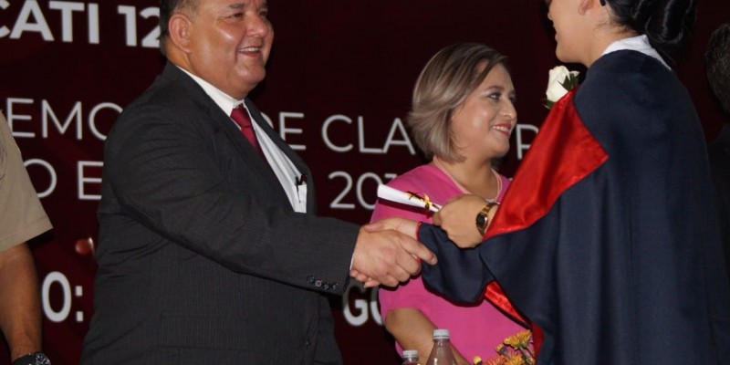 Acompaña Alcalde como padrino a 360 alumnos del Cecati 124