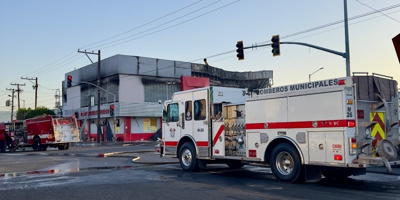 Apoyan Bomberos Municipales a sofocar incendio de tortillería