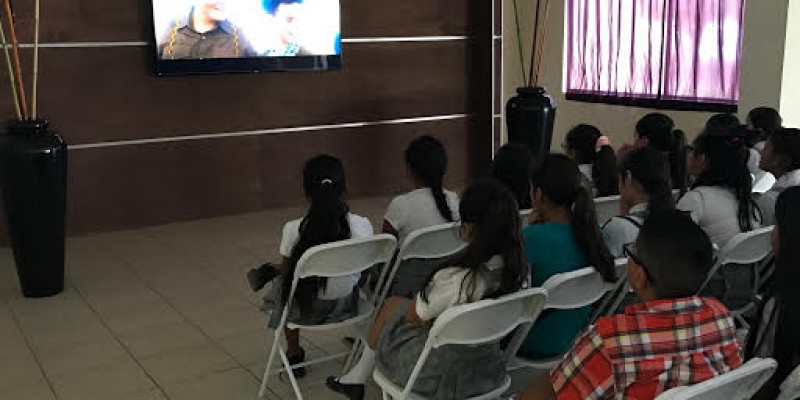 Ciclo de cine mexicano en lobby del teatro Rio Colorado