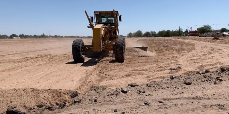 Compactan y limpian terrenos de la aeropista