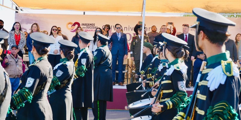 Disfrutan familias del tradicional desfile de la Revolución Mexicana