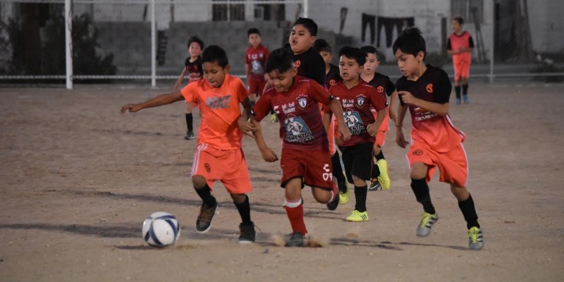 Disfrutan niños y jóvenes nuevos campos de fútbol