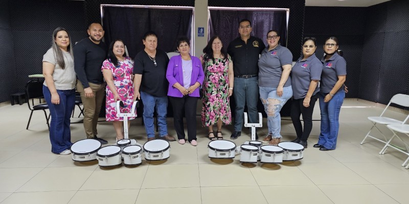 Donan instrumentos musicales a dos secundarias 