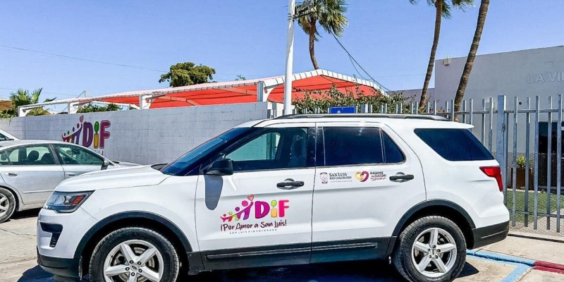 Entrega alcalde nueva camioneta a la Villa del Abuelo