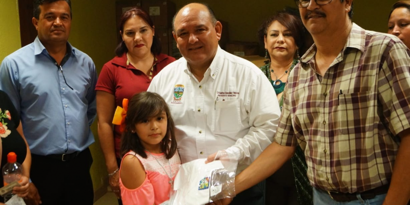 Entregan uniformes a niños de educación básica
