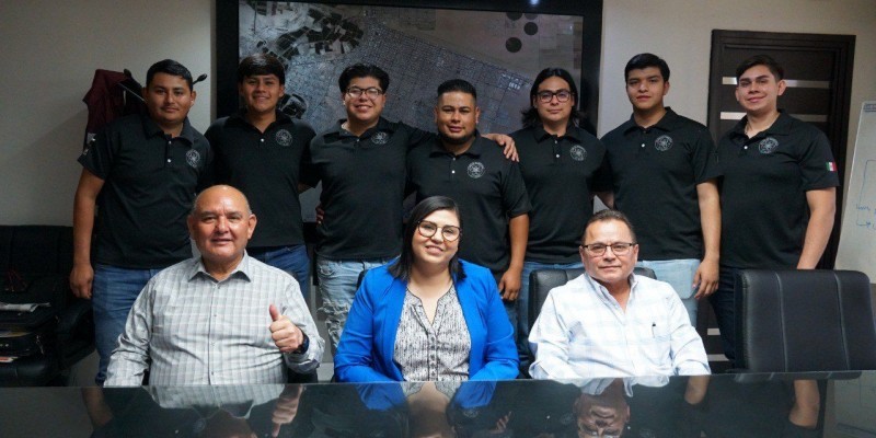 Felicita Alcalde a estudiantes de mecatrónica de la UT