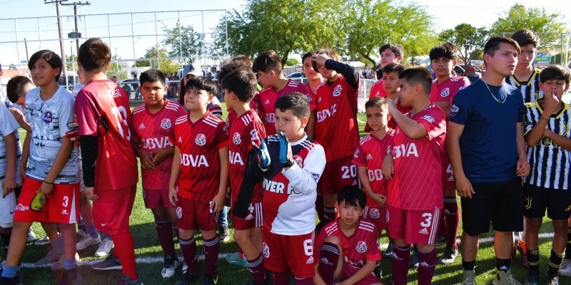 Festejan decenas de niños Torneo Relámpago de Fútbol   