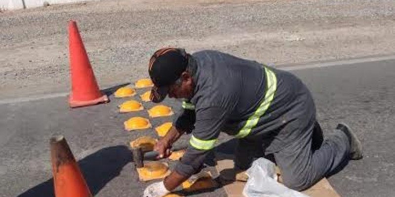 Instalan boyas en carretera del ejido La Grullita