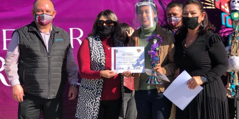 Premian a artistas locales por murales en Panteón Municipal