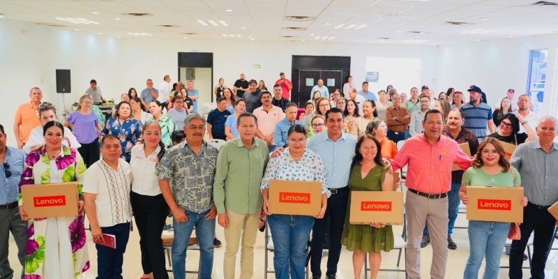 Reciben docentes sanluisinos nuevos equipos de computo 
