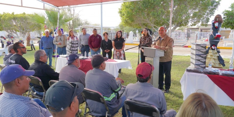 Reciben empleados del panteón nuevos uniformes