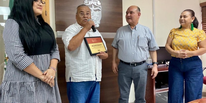 Reconoce Alcalde 30 años de servicio de Carlos Emazón Huízar