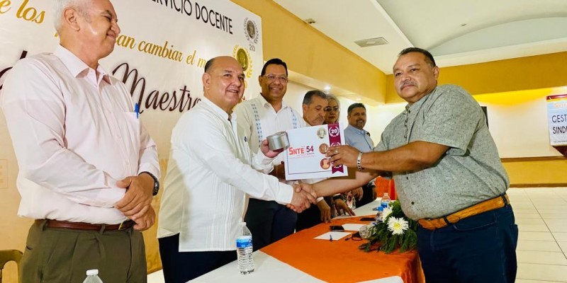 Reconoce el Alcalde trayectoria de docentes de Sección 54 del SNTE 