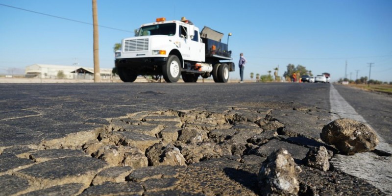 Refuerza Ayuntamiento reparación de baches en carreteras del Valle