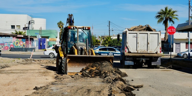 Supervisa alcalde arranque de construcción de pavimento en calle 8