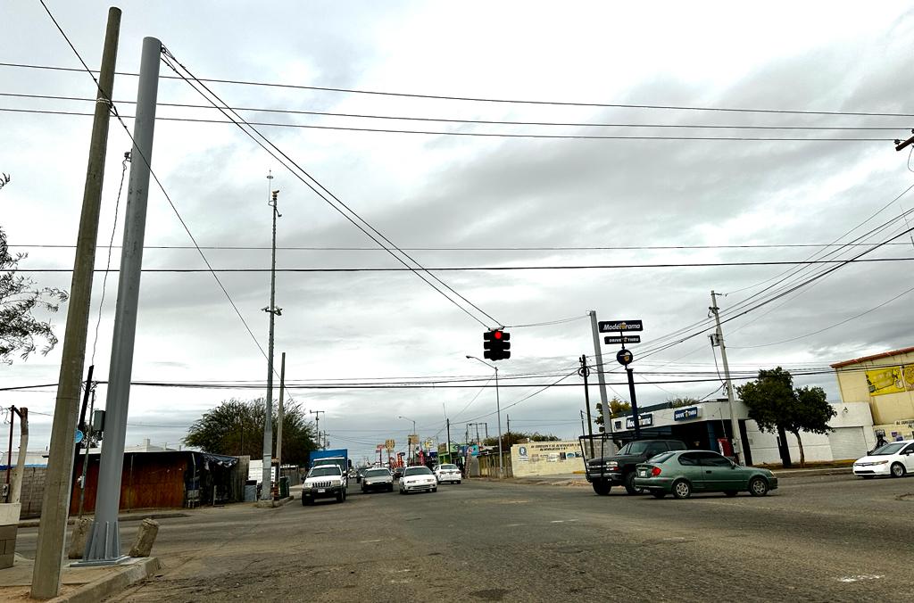 Sustituyen postes de semáforo de Av. Nuevo León y 42